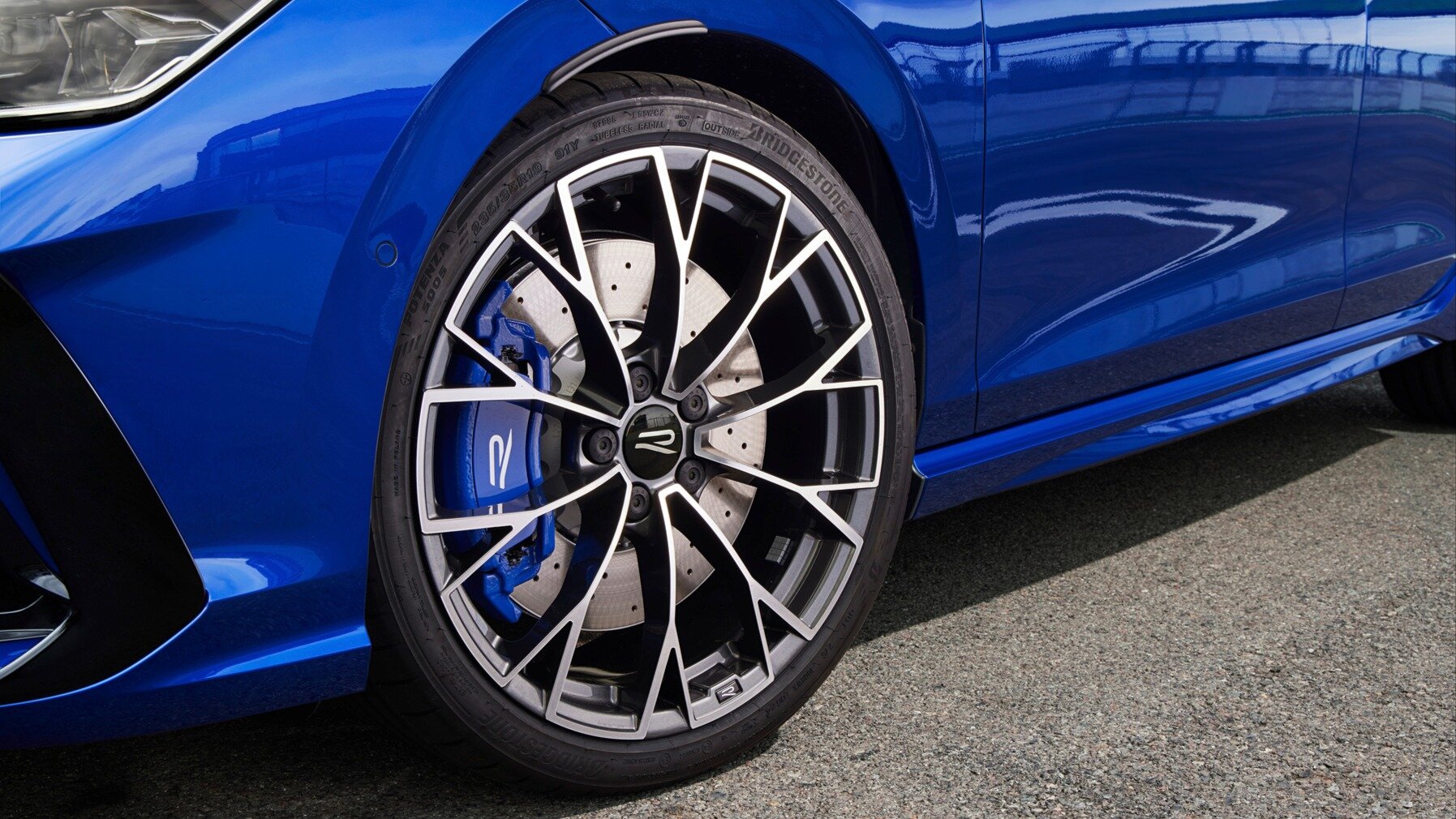 Volkswagen показал особенные колёса для обновлённого Golf R