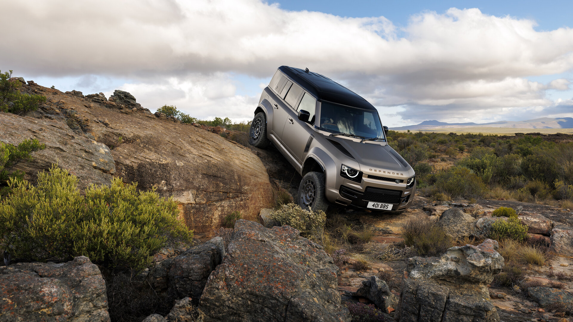 Land Rover напомнил о разработке компактной версии Defender 