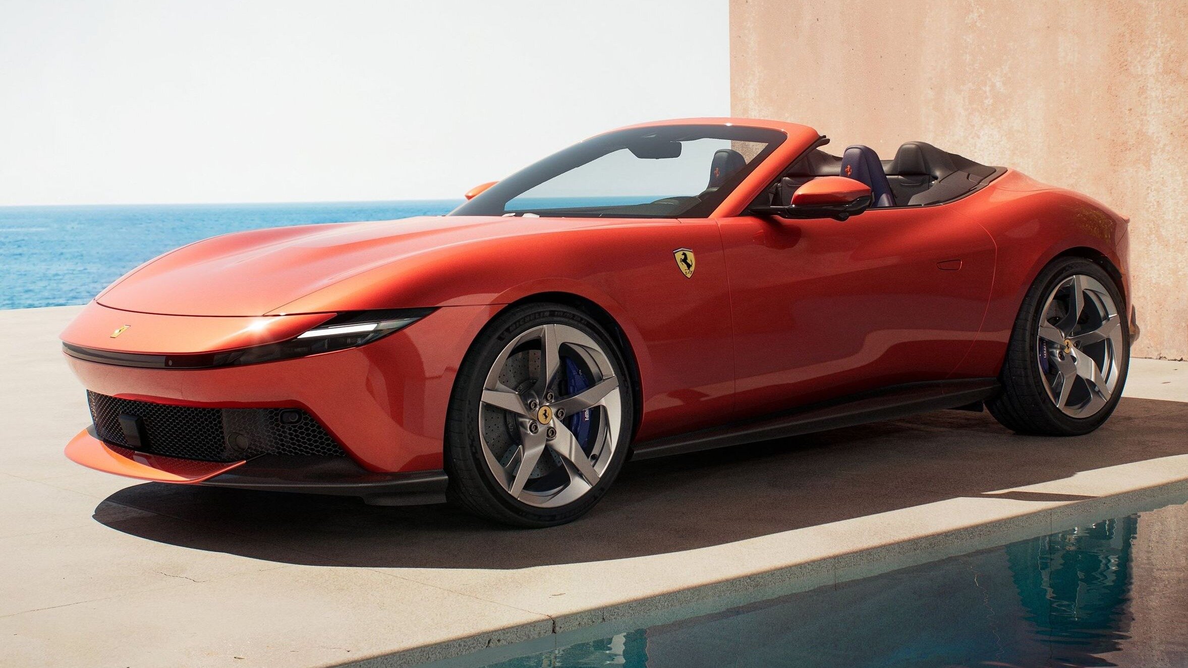 Гранд-турер Ferrari Amalfi получил версию с мягким верхом