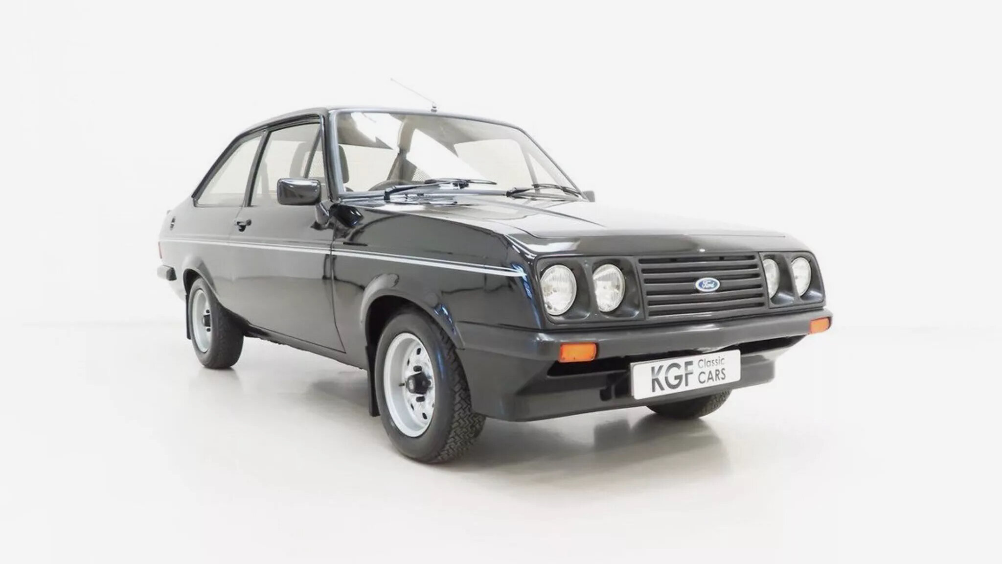 Ford Escort RS2000, простоявший в гараже 36 лет, продали по цене BMW M4 Competition
