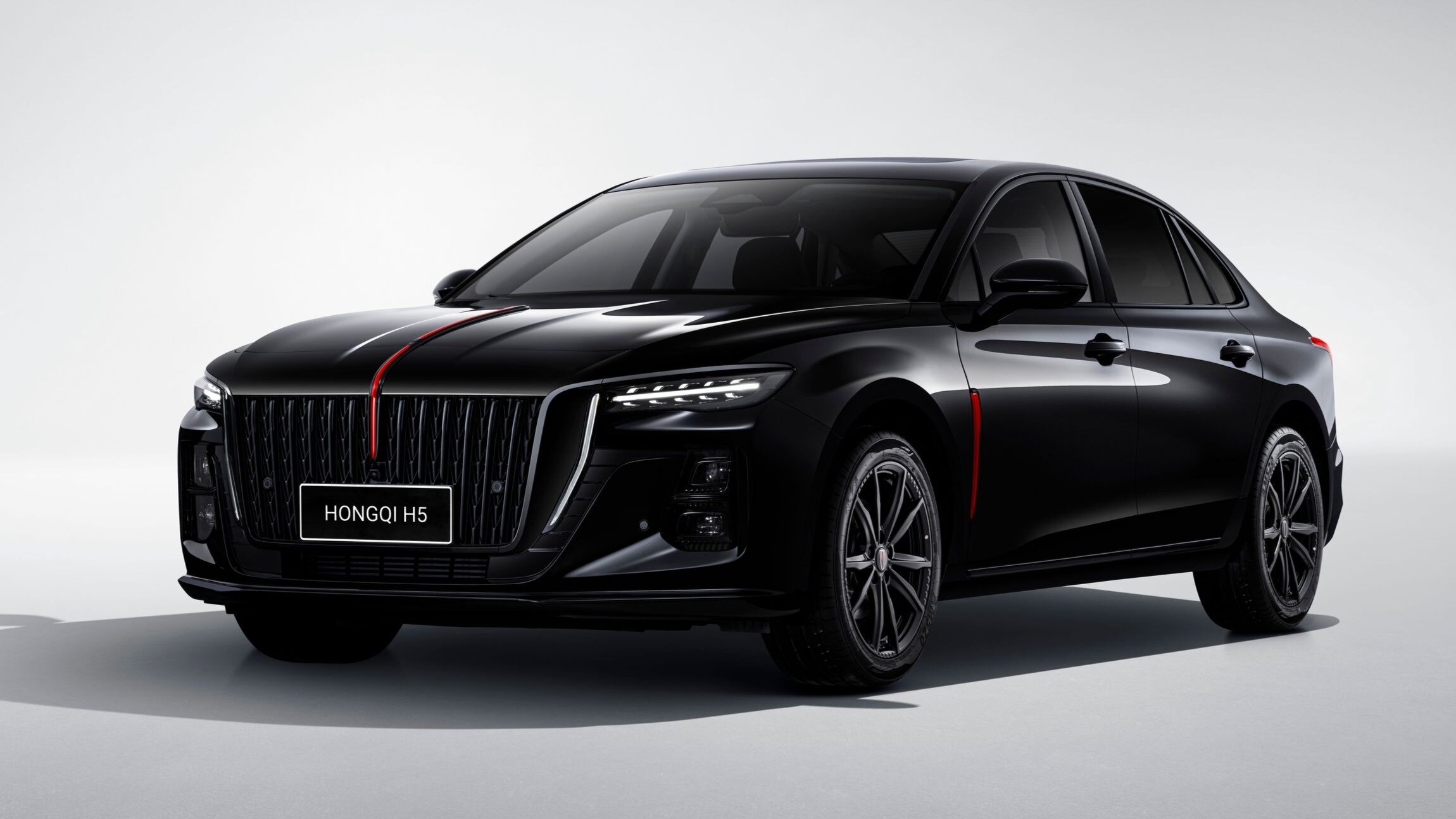 У седана Hongqi H5 в России появилась новая топовая комплектация Black Edition