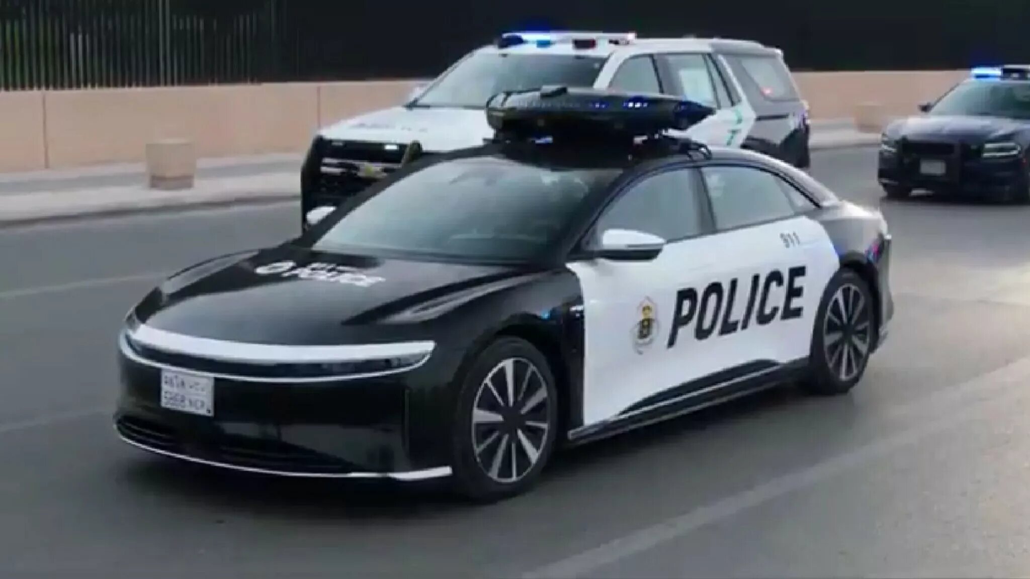 В Саудовской Аравии полицейские пересели на электрокар Lucid Air с дронами на крыше