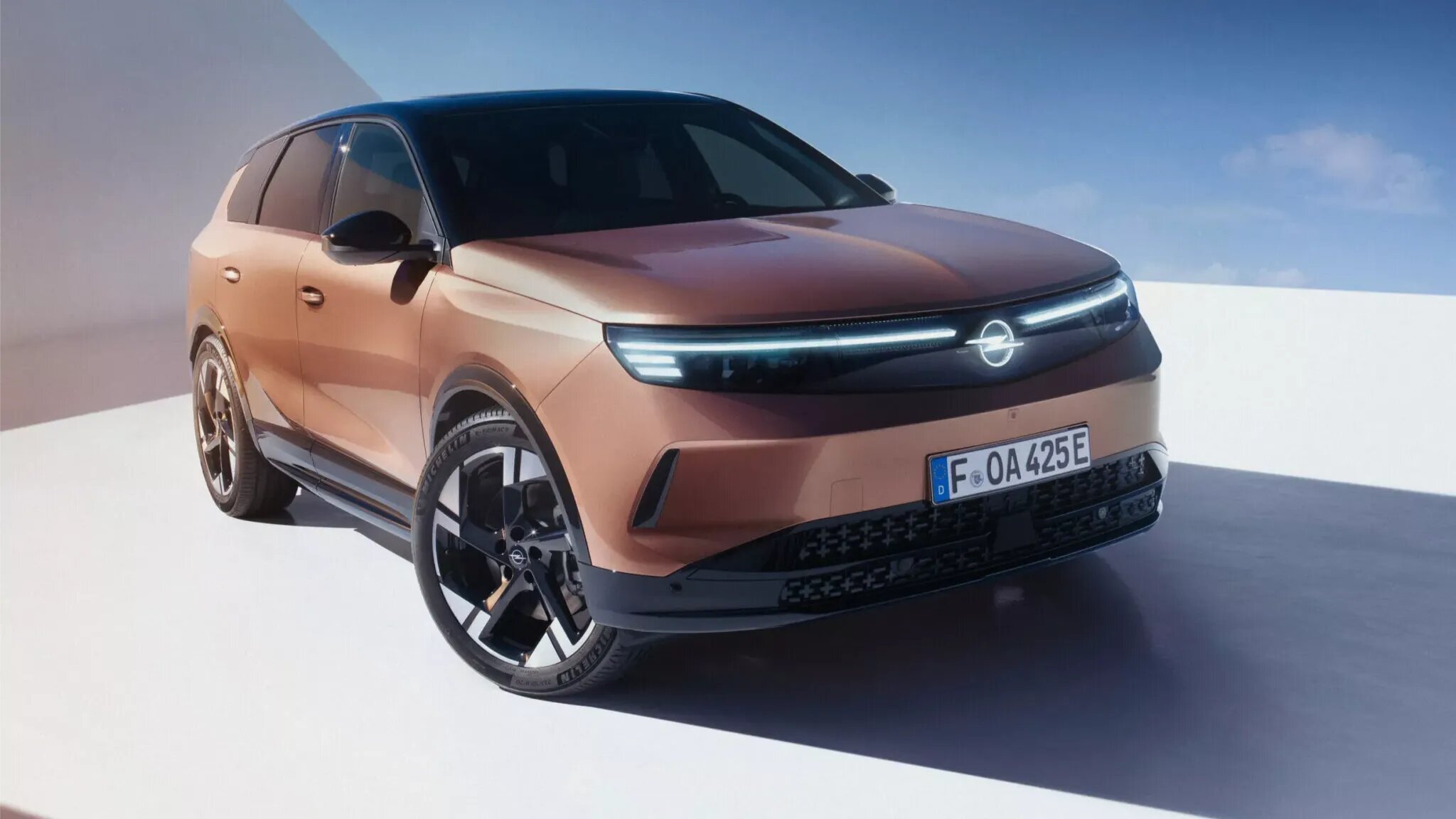 Кроссовер Opel Grandland сменил поколение и стал электрокаром с запасом хода 700 километров