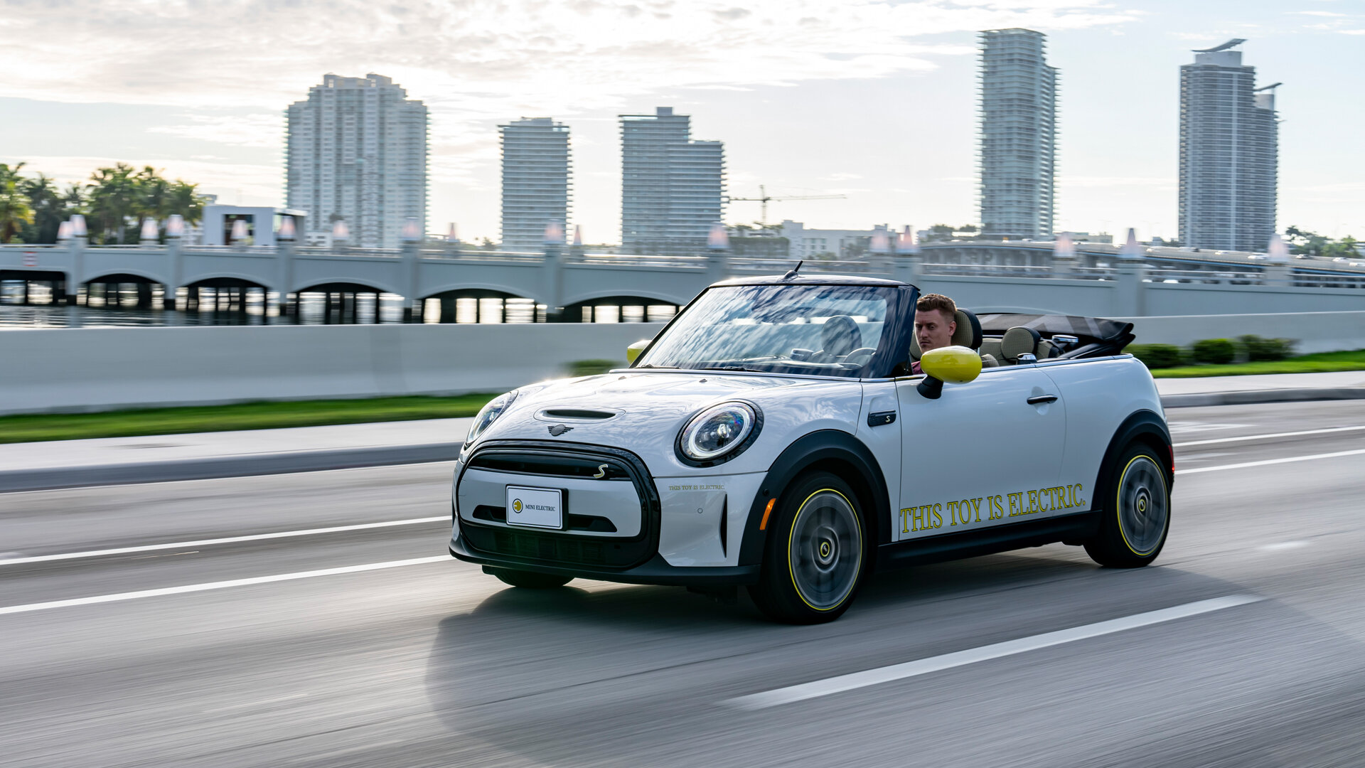 MINI представила электрический кабриолет, но его нельзя купить