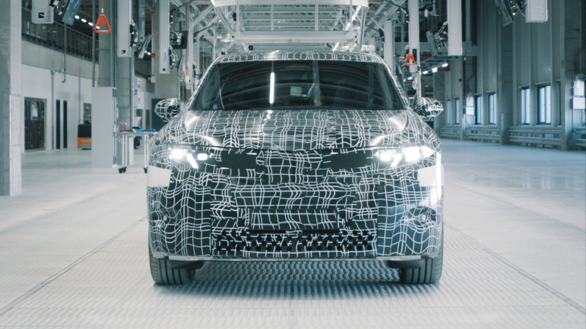 На заводе BMW в Венгрии собрали первые электрокроссоверы Neue Klasse X