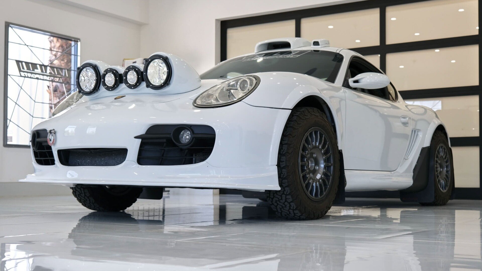 На продажу выставлен хардкорный Porsche Cayman для бездорожья