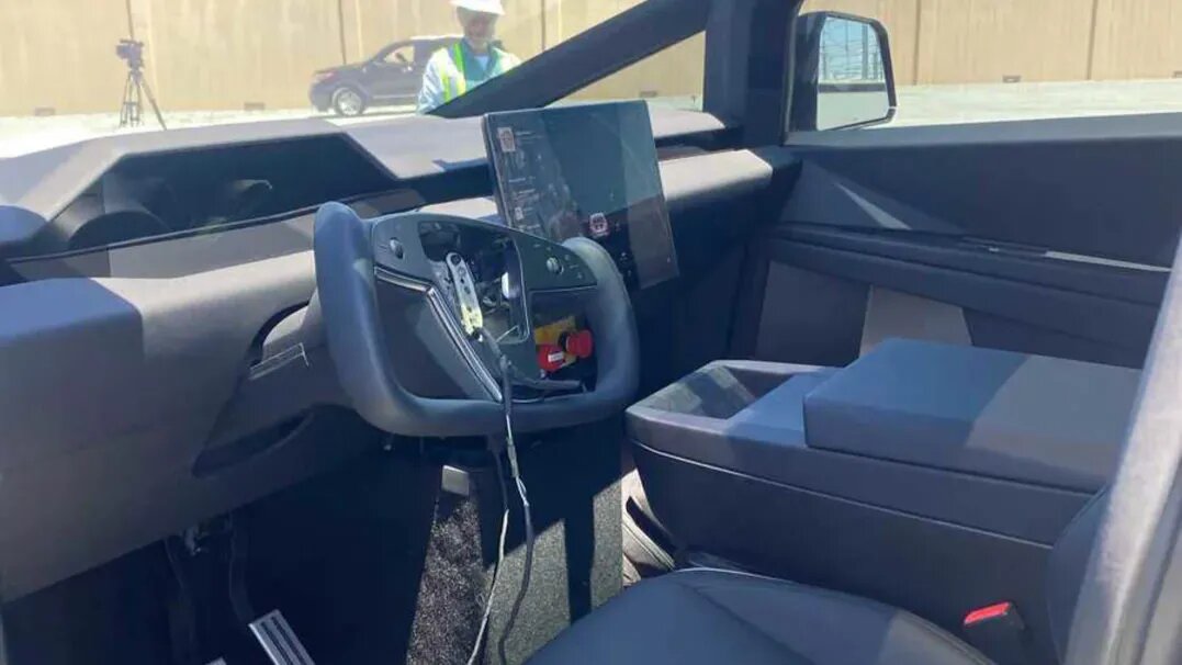 Шпионы сфотографировали салон серийного пикапа Tesla Cybertruck с новым экраном и «штурвалом»
