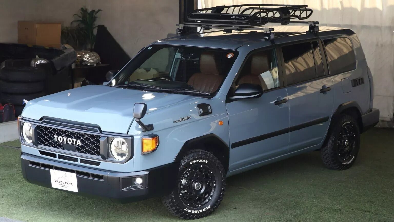 Японцы превратили универсал Toyota Probox в подобие Land Cruiser 70