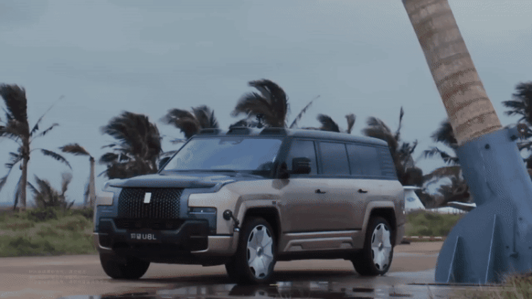 Внедорожник Yangwang U8L проверили на прочность падающим деревом и 12-тонным автобусом