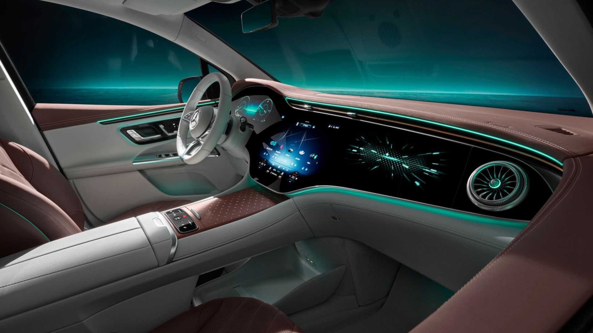 Электрокроссовер Mercedes-Benz EQE показал салон и раскрыл дату премьеры