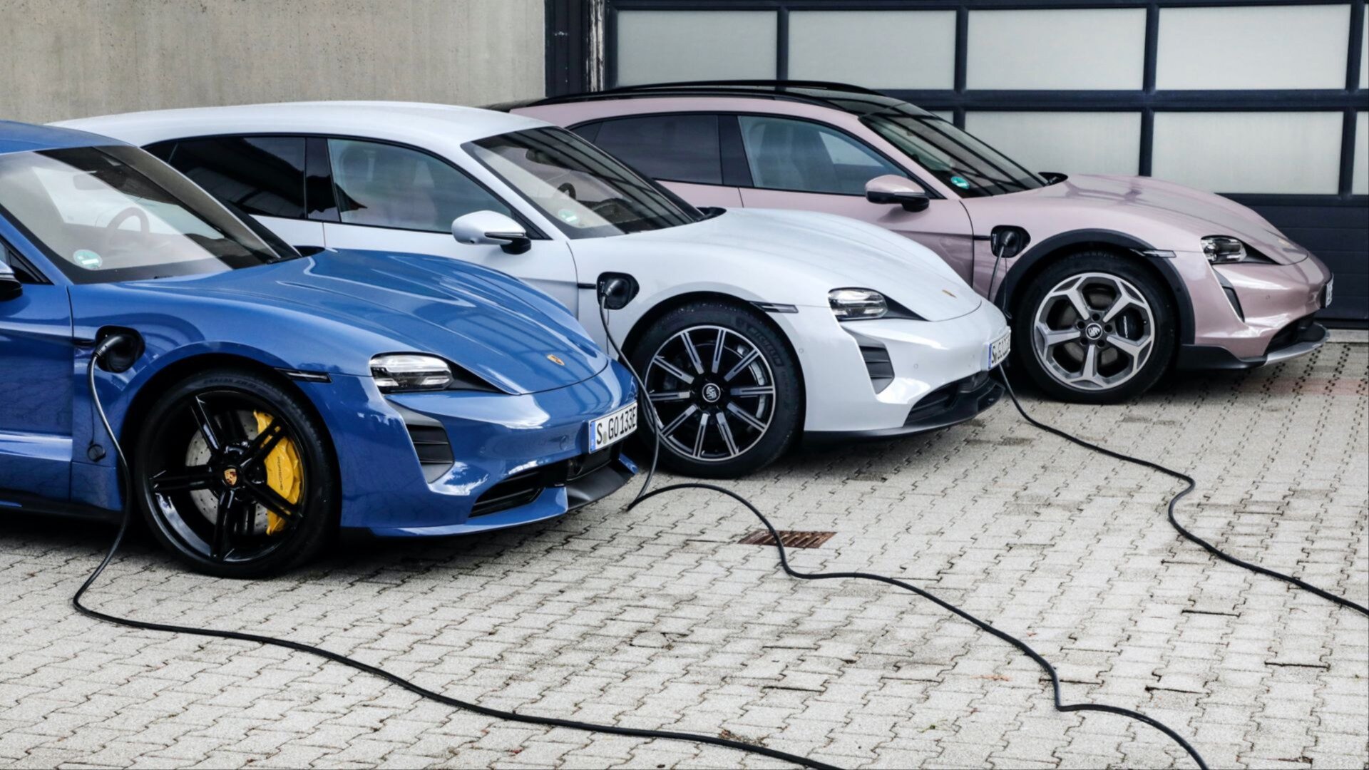 Недовольные скоростью заряда электрокаров Porsche подали на компанию в суд