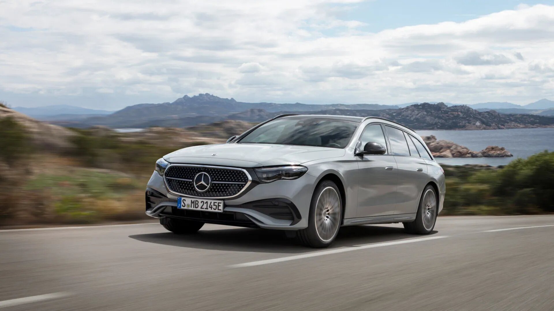 Представлен универсал Mercedes-Benz E-класса нового поколения: гибриды, экраны и селфи-камера