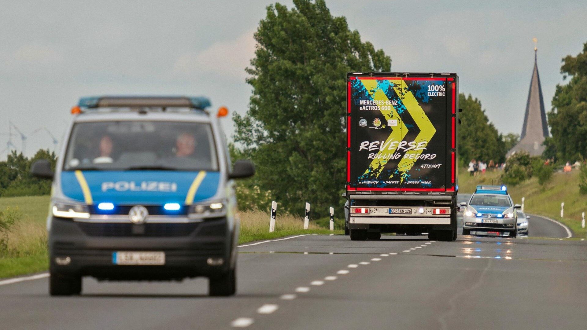 Электрический тягач Mercedes-Benz установил мировой рекорд езды задним ходом