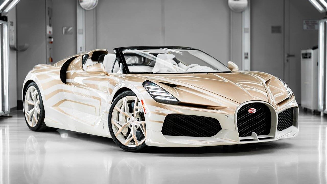 Быстрейший в мире родстер Bugatti украсили пятью танцующими слонами