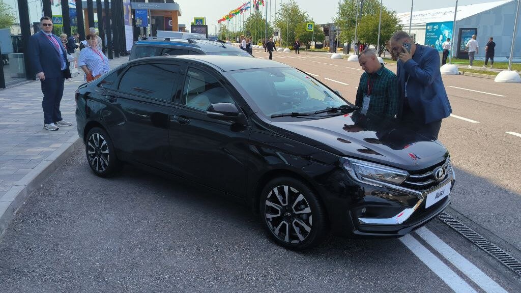 Мантуров раскрыл даты выхода новых моделей Lada