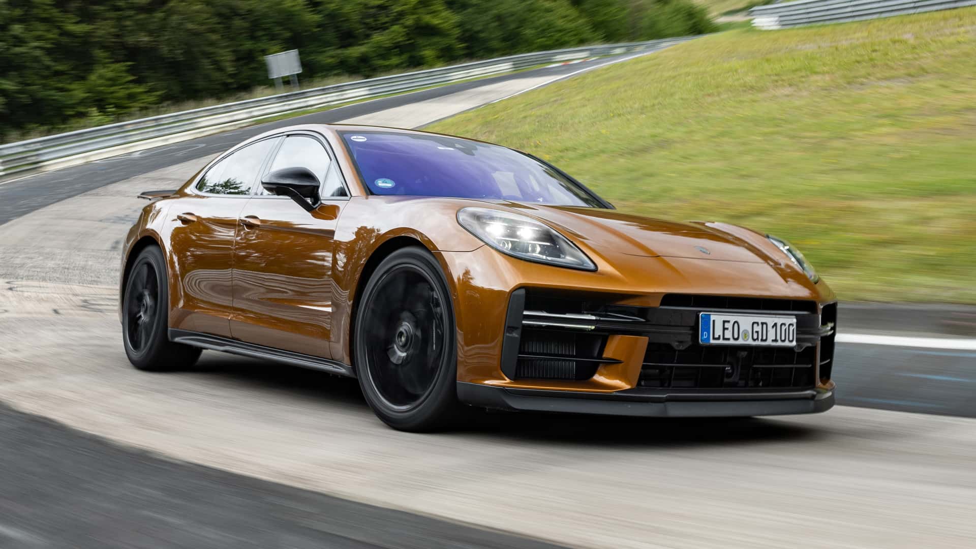 Новый Porsche Panamera отнял рекорд Нюрбургринга у лифтбека Mercedes-AMG GT 63 S