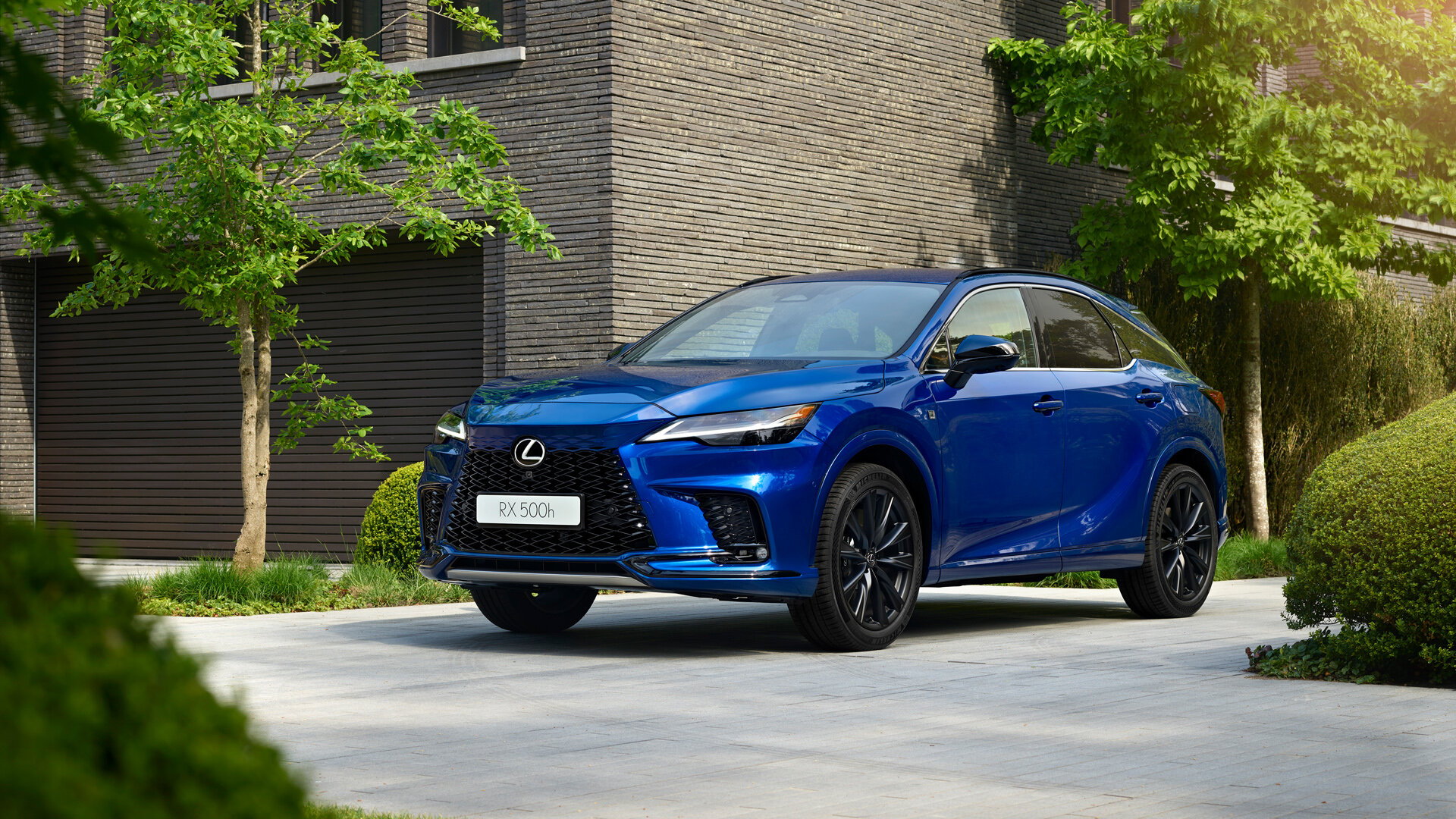 Представлен Lexus RX нового поколения: мощные гибриды и многорычажка сзади