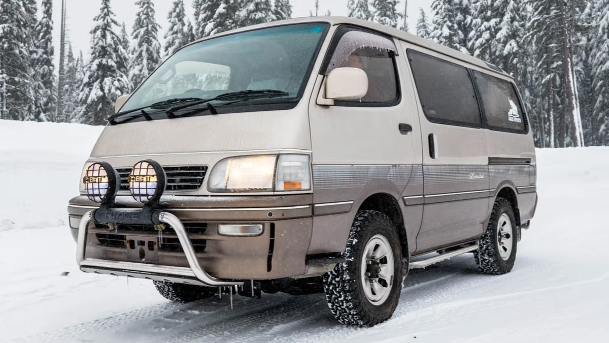 Старому минивэну Toyota HiAce подарили вторую жизнь: теперь это классный игровой симулятор