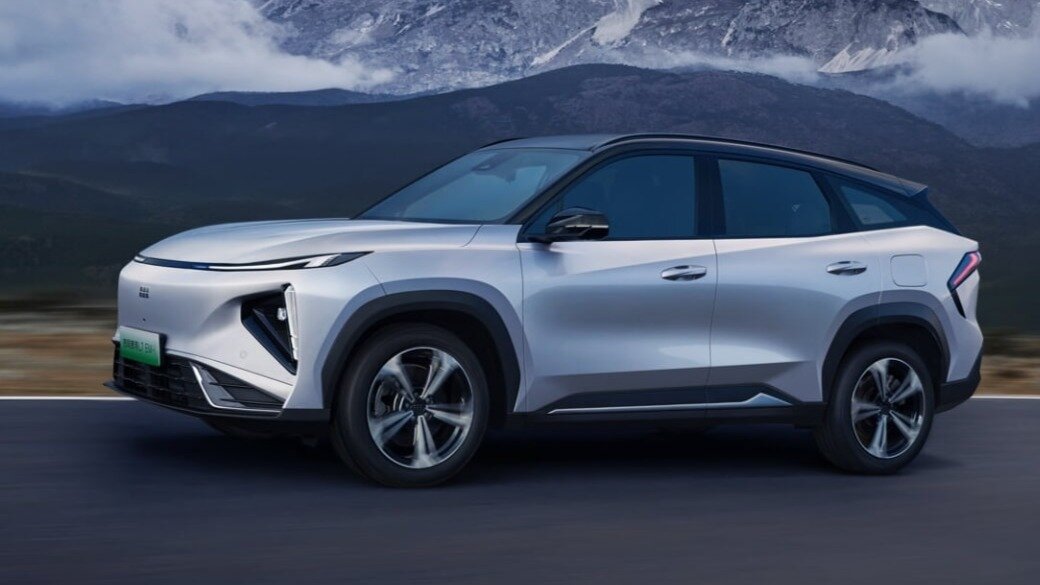 Обновлённый гибридный кроссовер Geely Galaxy L7 вышел на рынок по цене от 1,4 миллиона рублей