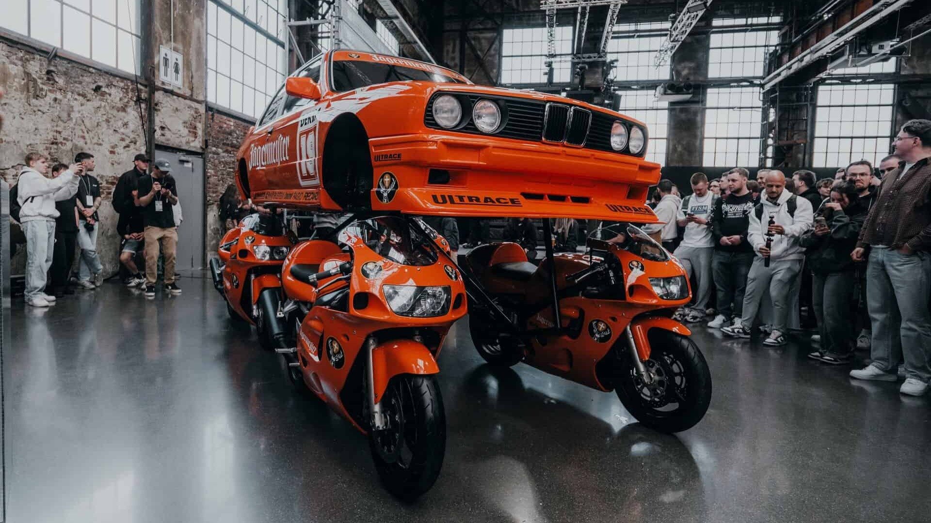 Старому BMW M3 заменили все колёса на мотоциклы Suzuki